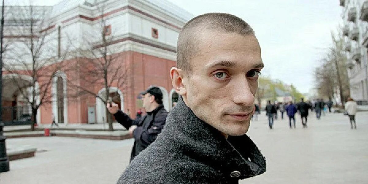 художник прибивший мошонку на красной площади. художник петр павленский. художник-акционист петр павленский. художник-акционист петр павленский. красная площадь художник прибил.