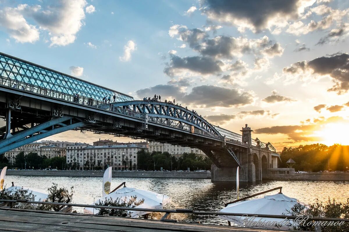 Пешеходные мосты в москве. Андреевский пешеходный мост парк Горького. Фрунзенская набережная Андреевский мост. Парк Горького мост через Москву реку. Пушкинский Андреевский пешеходный мост.