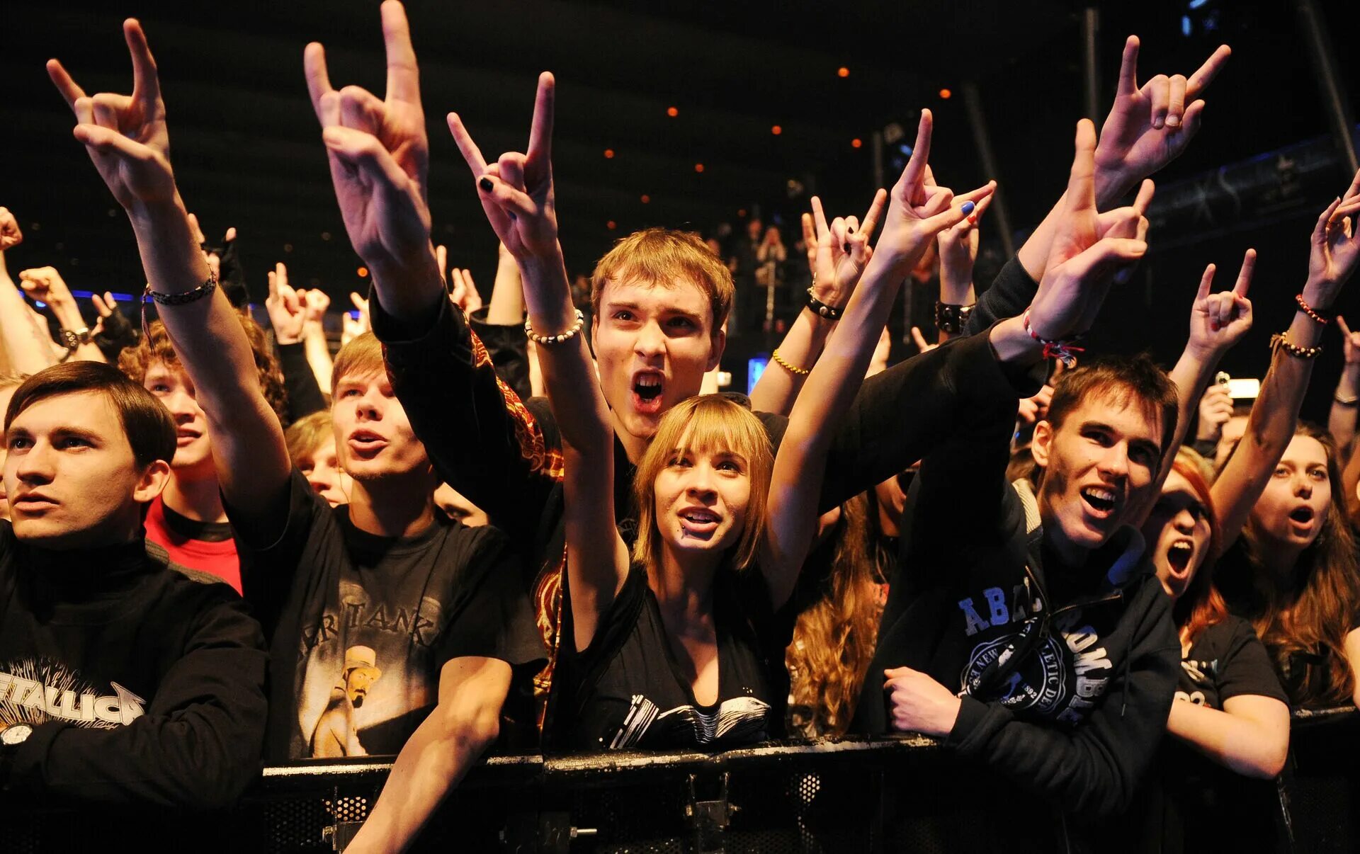Рок концерт. Молодежь на концерте. Рок концерт зрители. Фанаты музыкантов.