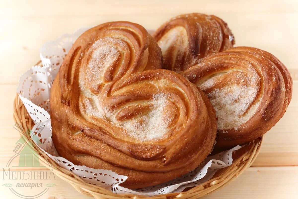 плюшка московская. булочки с сахаром. пюшки. хлеб булочки. булочка московская.
