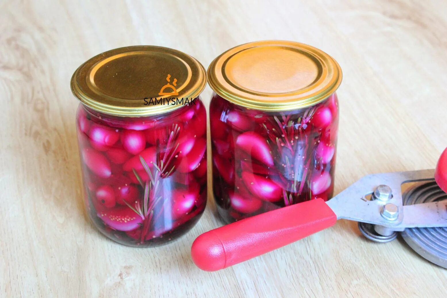 Маринованный чеснок со свеклой быстрого. Маринованный чеснок. маринованный чеснок со свеклой. маринованный чеснок головками со свеклой. маринованный чеснок на зиму зубчиками со свеклой.