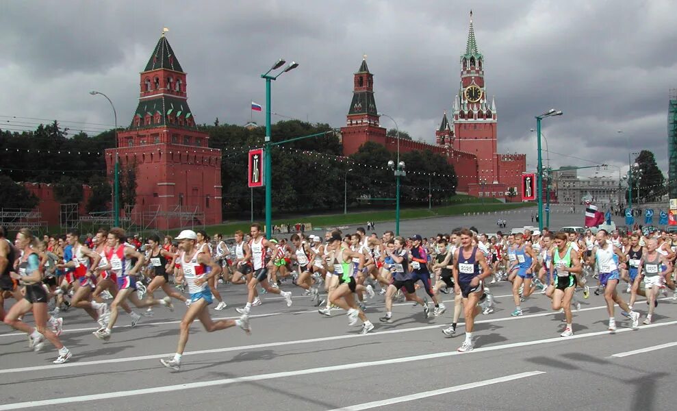 Как ее приняла москва. Московский марафон лужники. московский полумарафон кремль. бег марафон москва. спорт в москве.