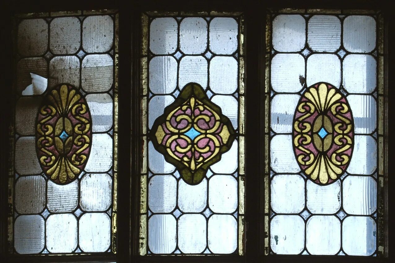 зимний дворец в петербурге витражи. витражи в эрмитаже. витражи запасников эрмитажа. витражи эрмитажа. эрмитаж хранилище витраж иона.