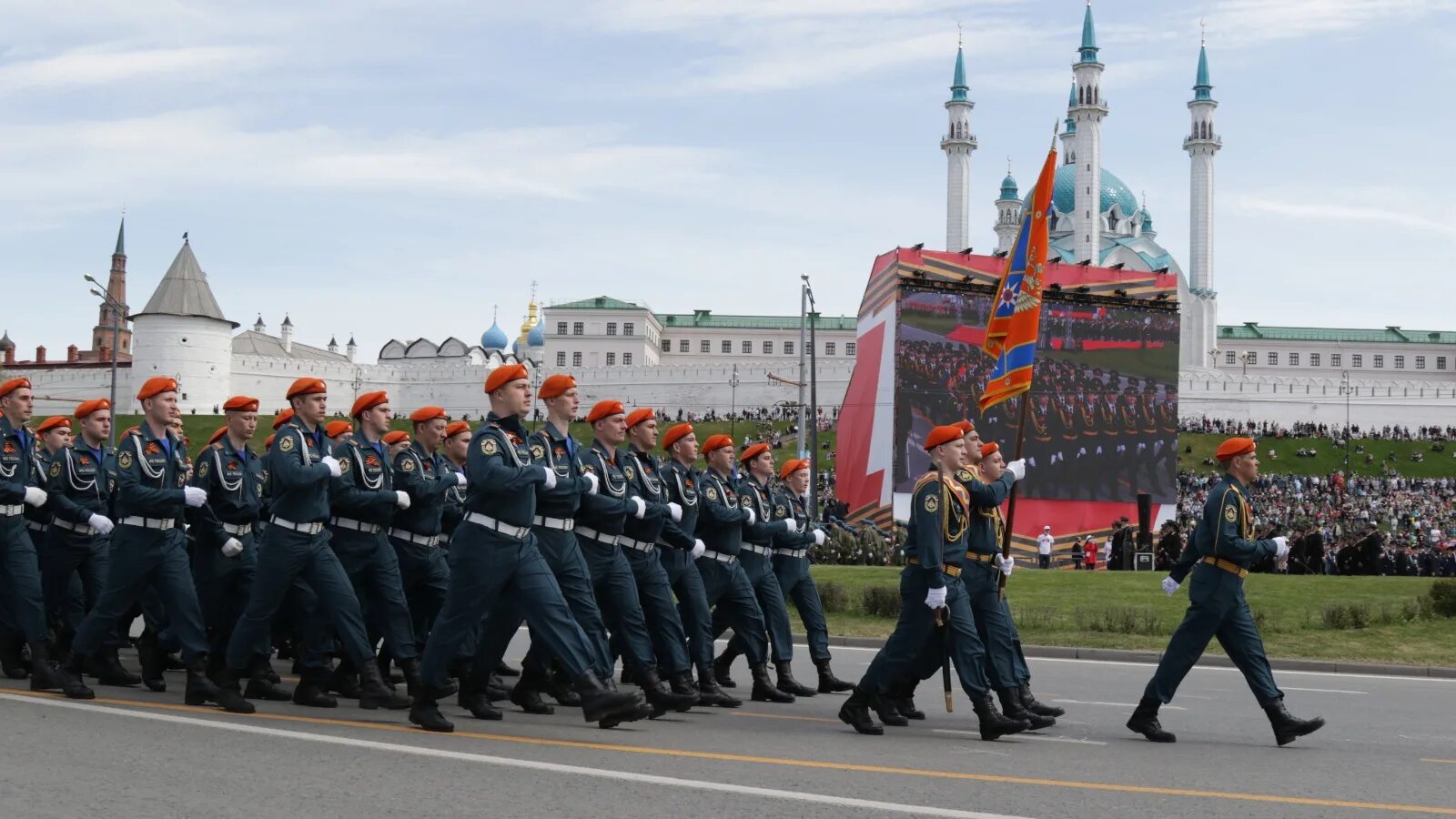 1 мая татарстан. Парад Победы МЧС России. Знаменная группа на параде. Знаменная группа МЧС России. Парад 9 мая МЧС Москва.