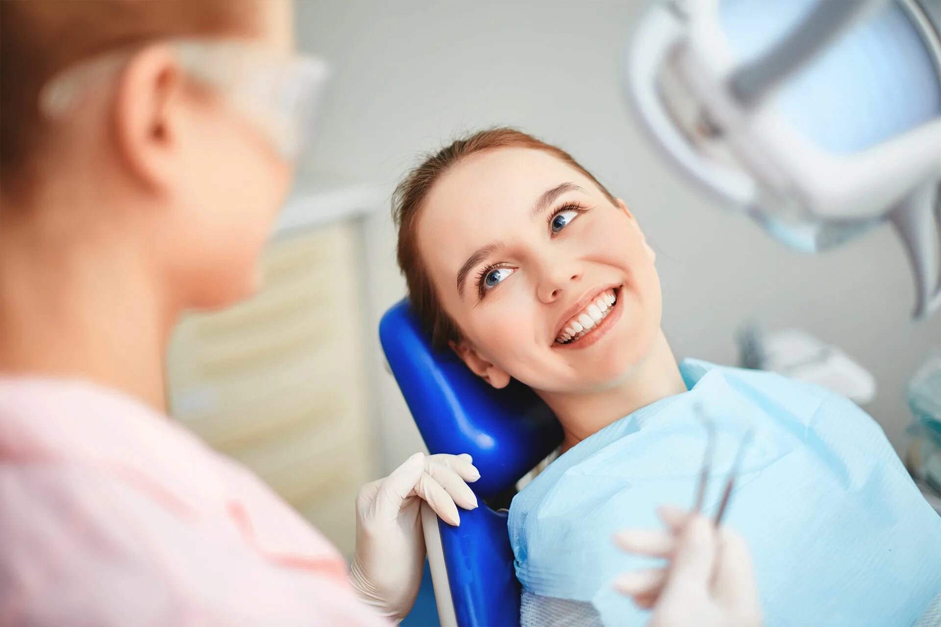 Лечение зубов цена отзывы. Стоматолог. Девушка стоматолог. Прием у стоматолога. Стоматолог и пациент.