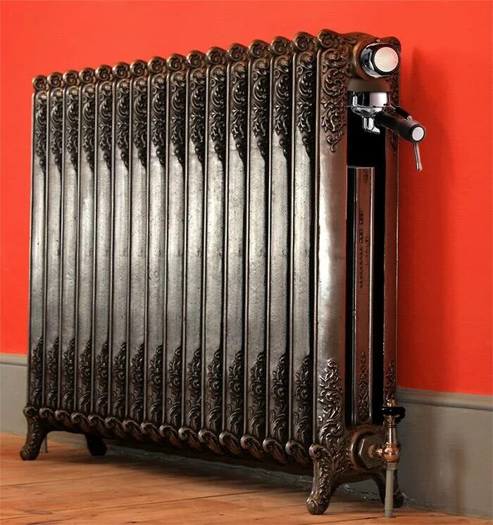Железные радиаторы отопления. Чугунные радиаторы отопления. Железные радиаторы. Старые радиаторы. Секционные батареи отопления железные.