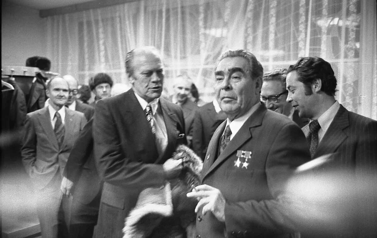 Брежнев на заводе зил. Брежнев 1973. Визит брежнева в ташкент 1982. Брежнев и шуба форда. Брежнев в магазине.