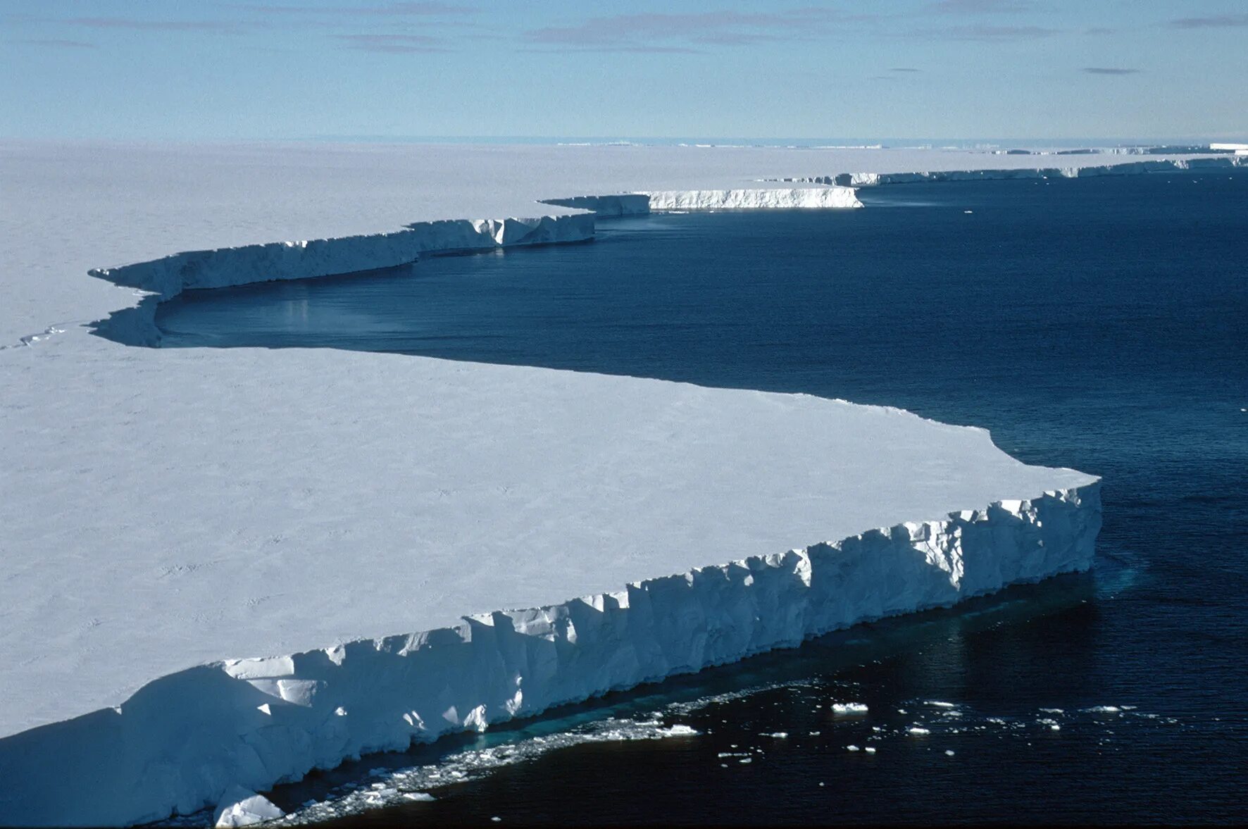 Ледяной барьер вокруг Антарктиды. Антарктический круг ледяной барьер. Барьер Антарктиды. Стена льда в Антарктиде. Ледовое видео