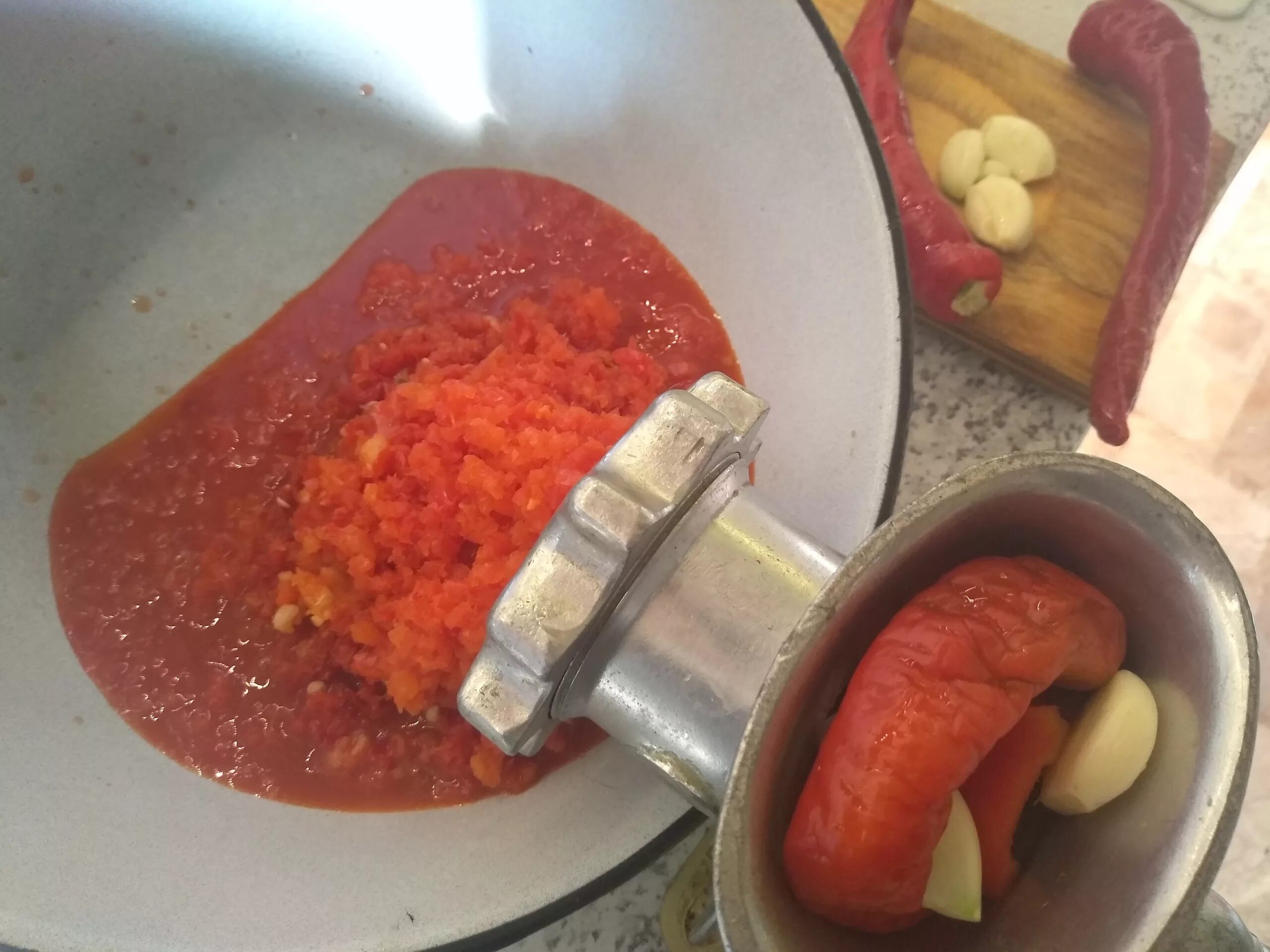 Рецепт помидоры перец чеснок через мясорубку. Помидоры через мясорубку. Острый перец через мясорубку. Болгарский перец через мясорубку.