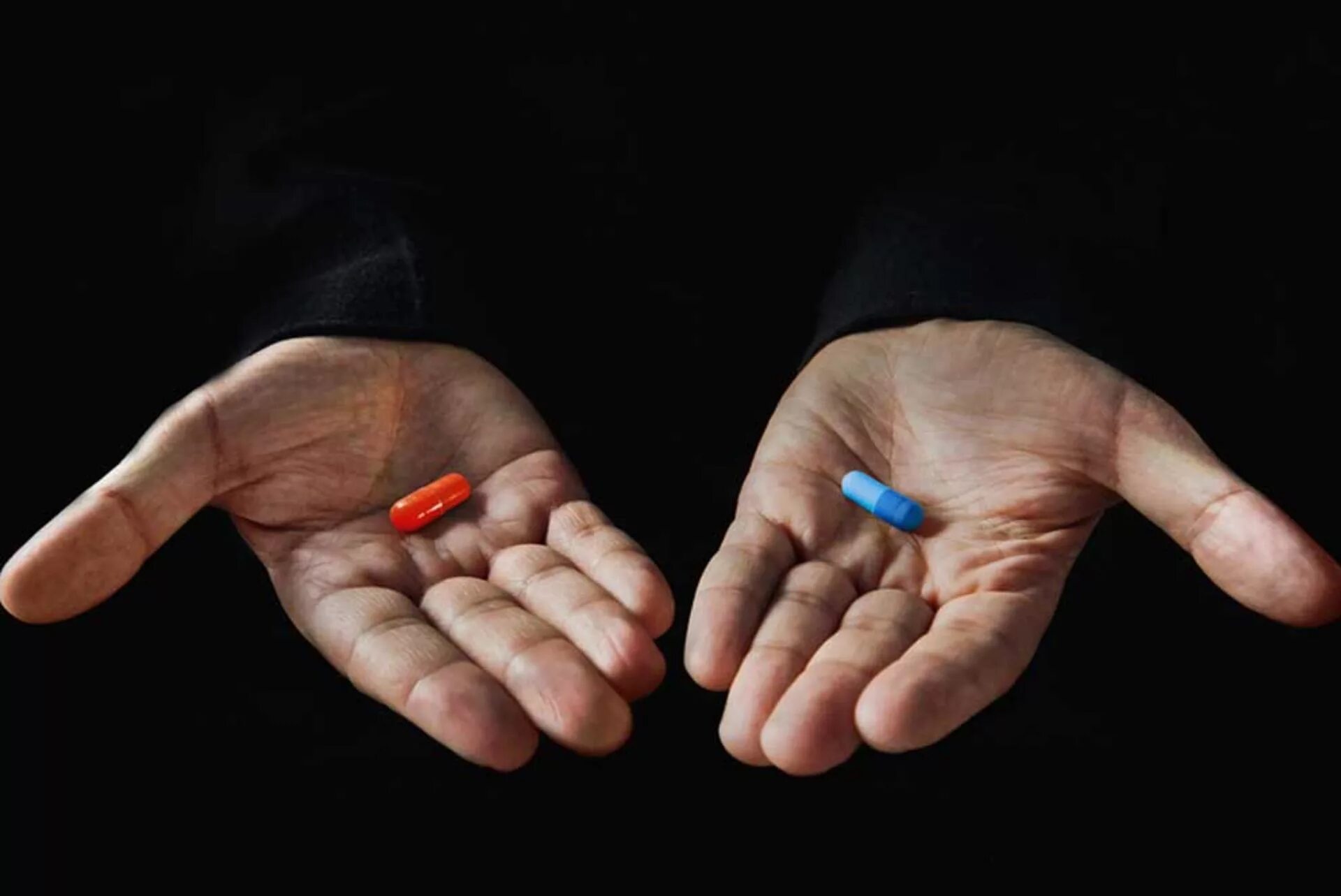 Прими красную таблетку. Морфеус Red Pill Blue Pill. Руки с двумя таблетками. Выбор красная или синяя таблетка. Матрица выбор таблетки.