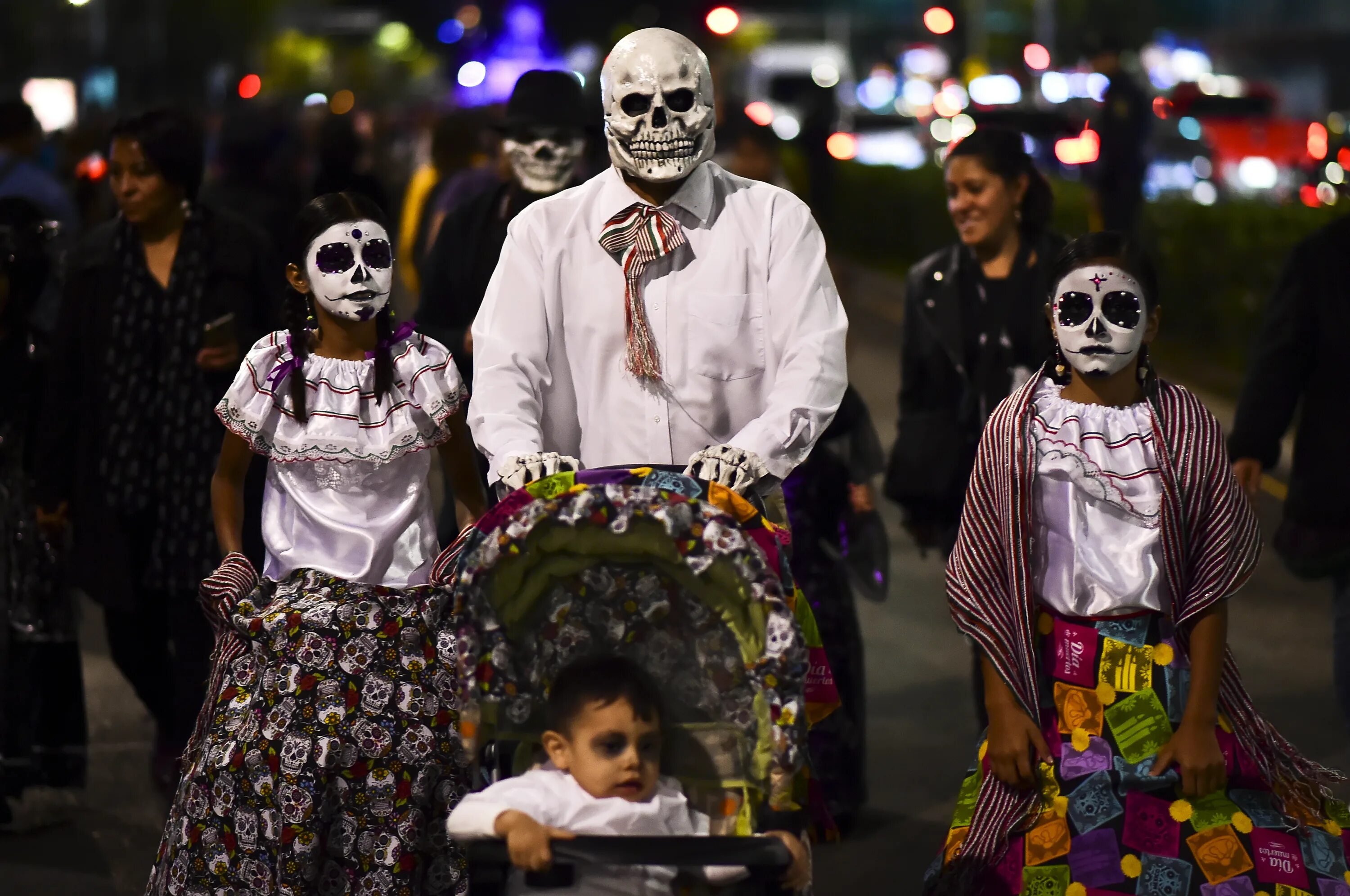 Актуальность дня мертвых. Санта Муэрте Мексика карнавал. Санта Муэрте праздник. Диа де Лос Муэртос — день мертвых в Мексике. Санта Муэрте праздник в Мексике.