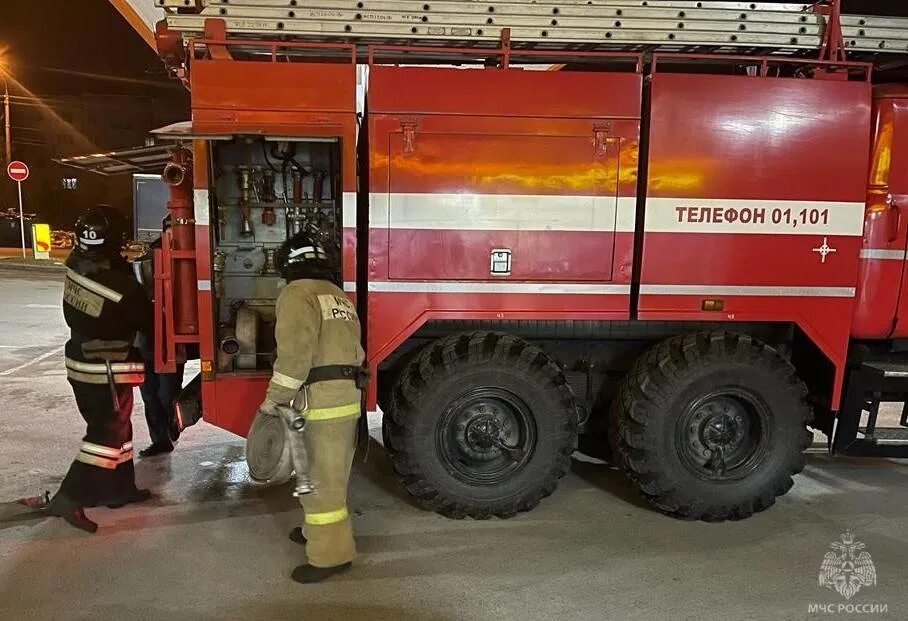 Тушение пожаров азс. Тушение пожаров азс. Тушение пожаров на азс. Горящая пожарная машина. Пожар в камне на оби сегодня видео.