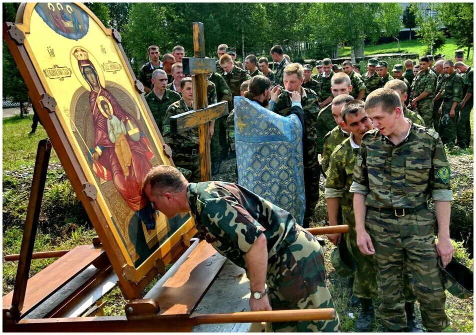 Православные войны на украине. Икона Путина. Православный воин. Солдат молится. Целует икону.