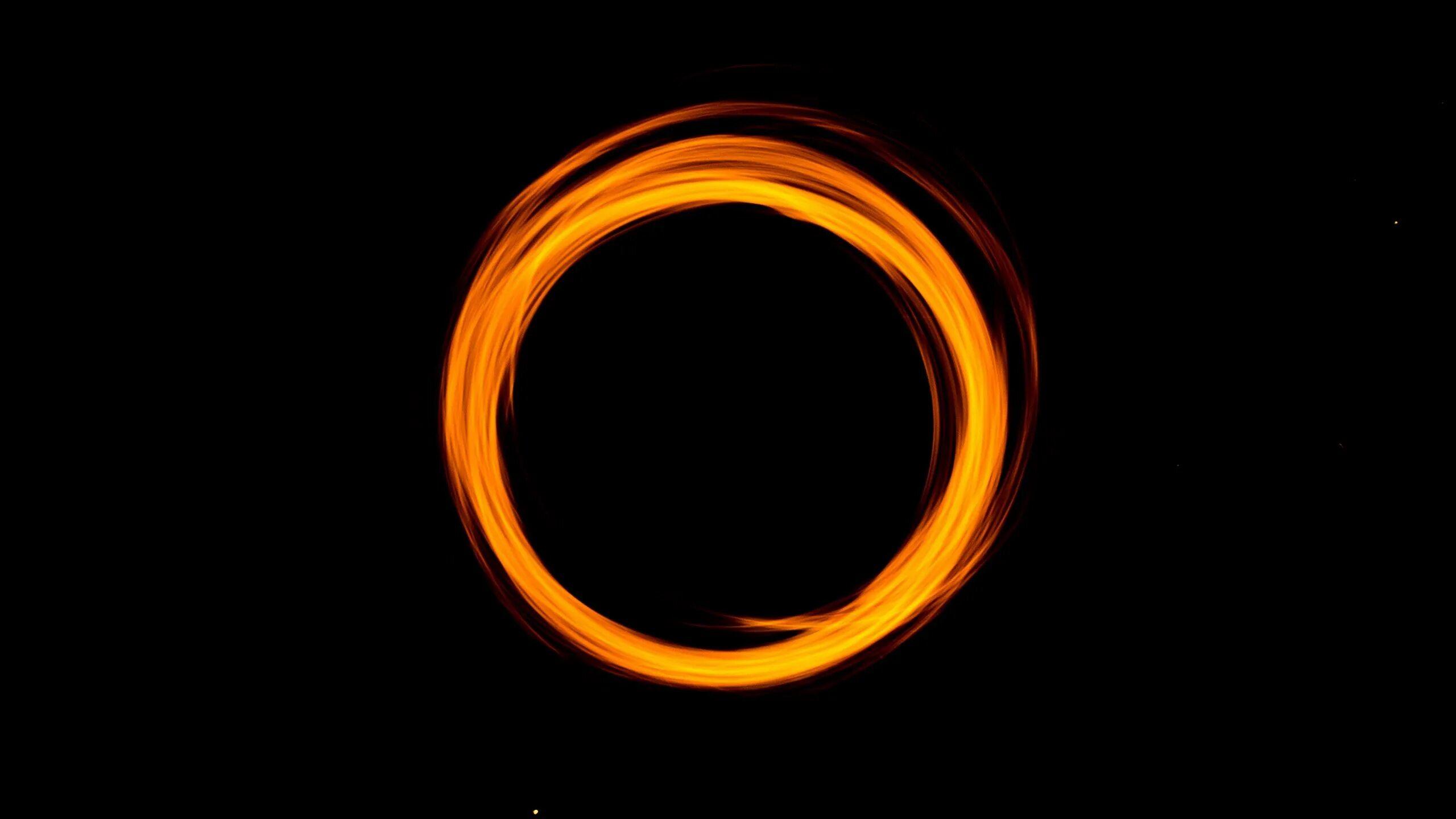 Желто оранжевый круг. Круг на черном фоне. Оранжевый круг на черном фоне. Круг на темном фоне. Неоновый круг на черном фоне.