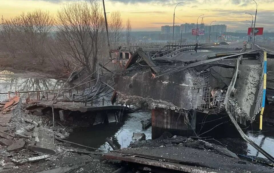 Бомбят киев сегодня последние новости. Геническ мост взорван. Герои России которые подорвали себя. Подорванные российские танки.