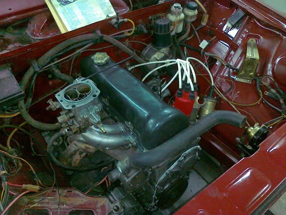 Двигатель 21043. Подкапотка ВАЗ 2104 карбюратор. Подкапотка ВАЗ 2104. Подкапоткп ВАЗ 2104. Двигатель ВАЗ 21043.