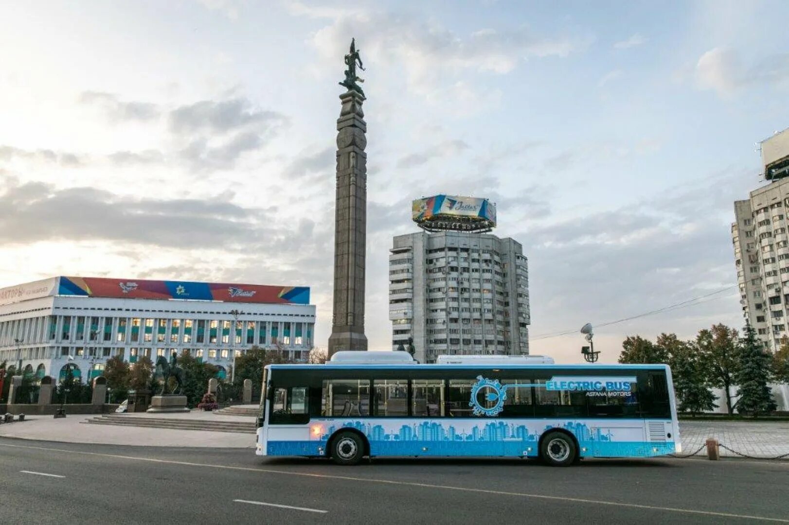 Астана алматы автобус. Голден драгон Астана автобус. Электробус Алматы. Автобусы Алматы. Астана электро автобус.