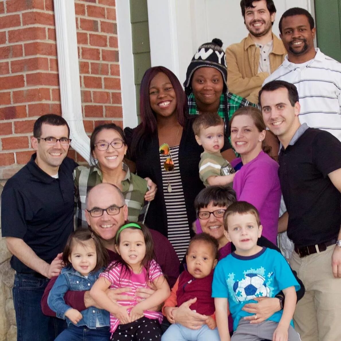 Многодетная семья. Дима колдун с семьей. Семья касагранде. Алексей абашкин сын екатерины гусевой. Пятеро детей.