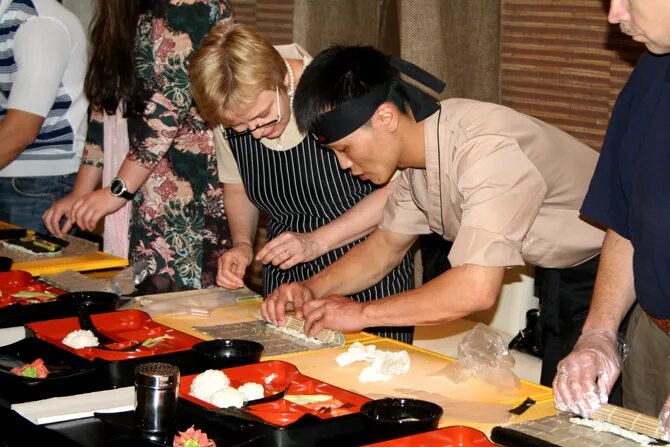 мастер класс суши. детский мастер класс по роллам. мастер класс по роллам. мастер класс по приготовлению суши. мастер класс по приготовлению роллов.