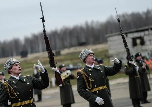 Военные 2012 года. Интерполитех 2012 рота почетного караула. Почётный караул с винтовками. Карабин караула. Почетный караул 2012.