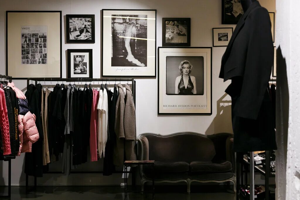 гардеробная с вещами. девушка выбирает наряд. идеи для магазина одежды. интерьер бутика женской одежды. гардеробная ева лонгория.