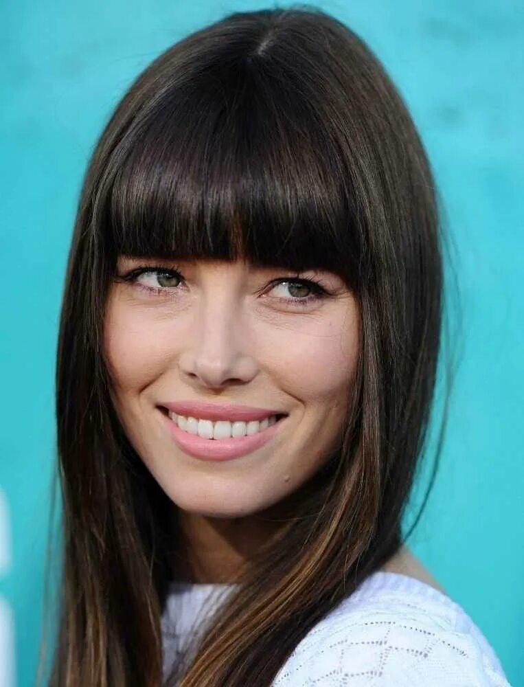 Jessica Biel прическа с челкой. Jessica Biel челка шторка.