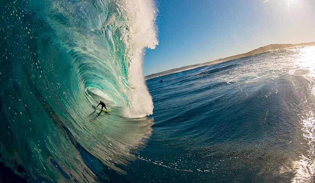 волна 40 метров цунами япония. огромные волны. серфер на гребне волны. цунами 500 метров. каспийское море цунами.