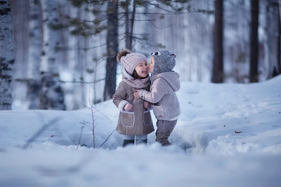 Зимой дети любят. Дети зимой. Детская зимняя фотосессия. Дети любовь зима. Фотосессия в зимнем лесу с ребенком.