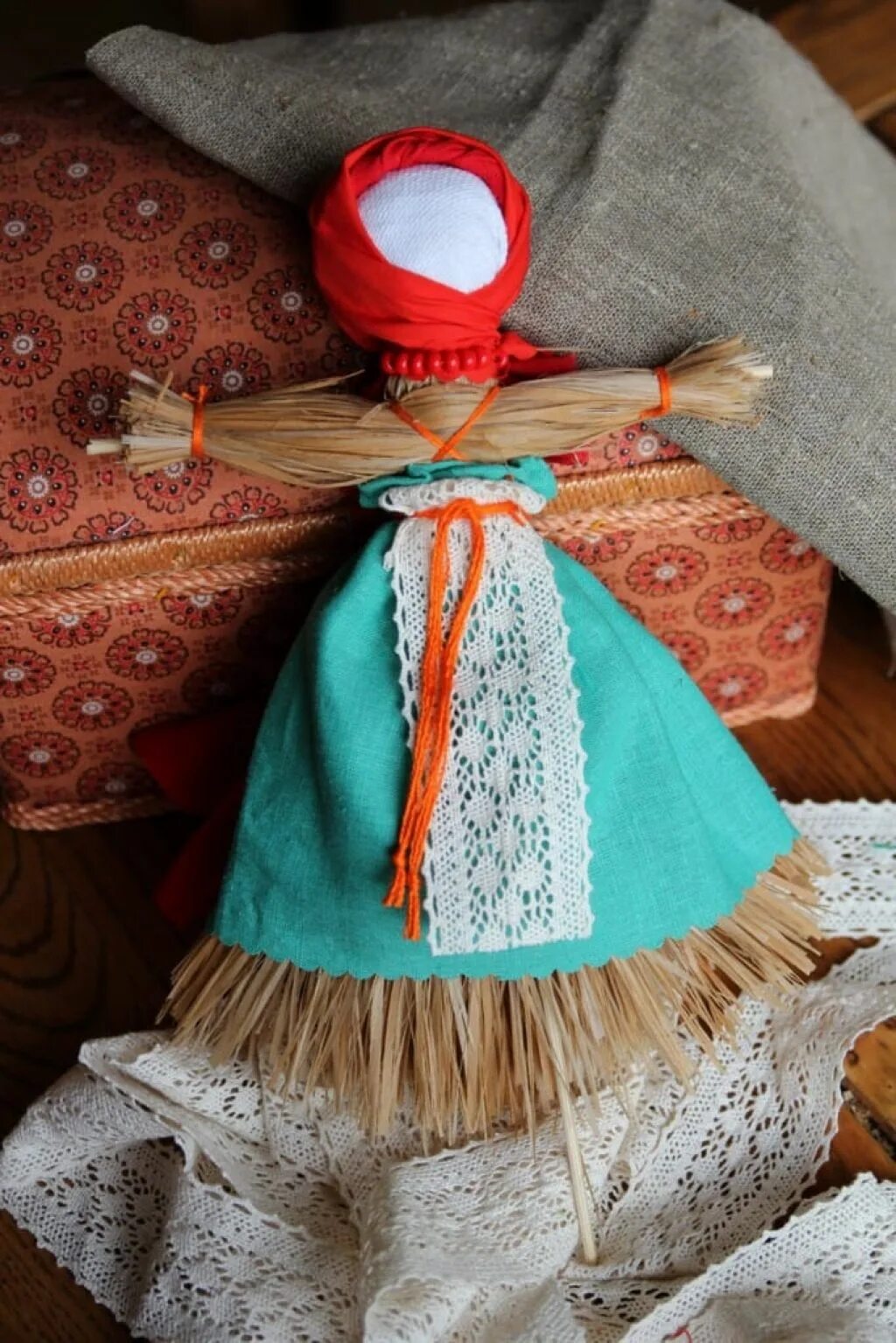 Кукла масленица народная кукла масленица. Кукла мотанка берегиня здравушка. Куколка мотанка масленица. Обережная кукла масленица мк. Традиционная масленичная кукла.