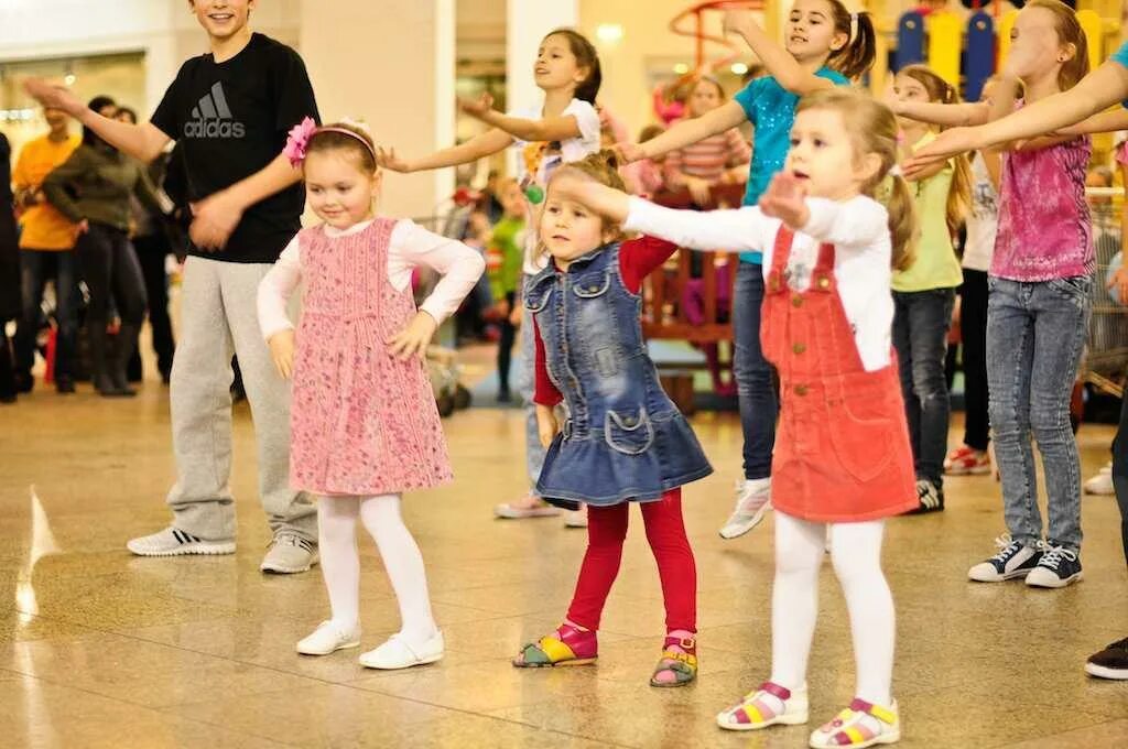 Мы маленькие дети танец в детском саду. Танцы для дошкольников. Дети в детском саду танц. Дети танцуют в садике. Танцы детей в саду.