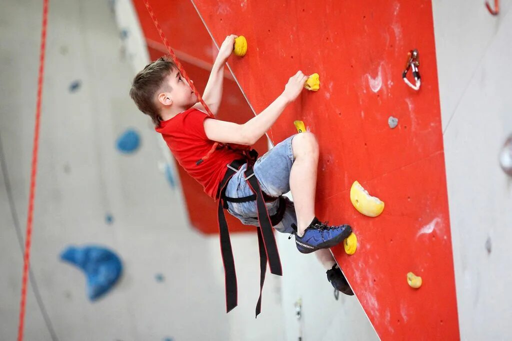 Лазить по стенам climb walls