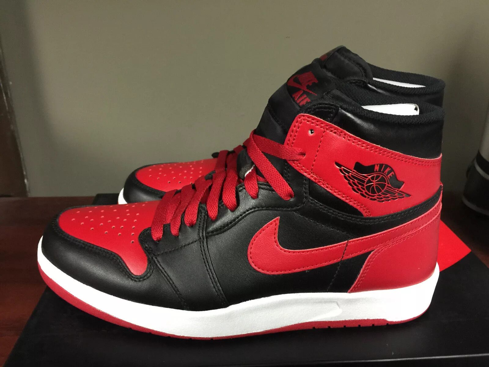 Nike air jordan 1 red. Nike jordan 1 оригинал. Nike air jordan москва. Air jordan 1 high bred. Nike air jordan 1 mid.
