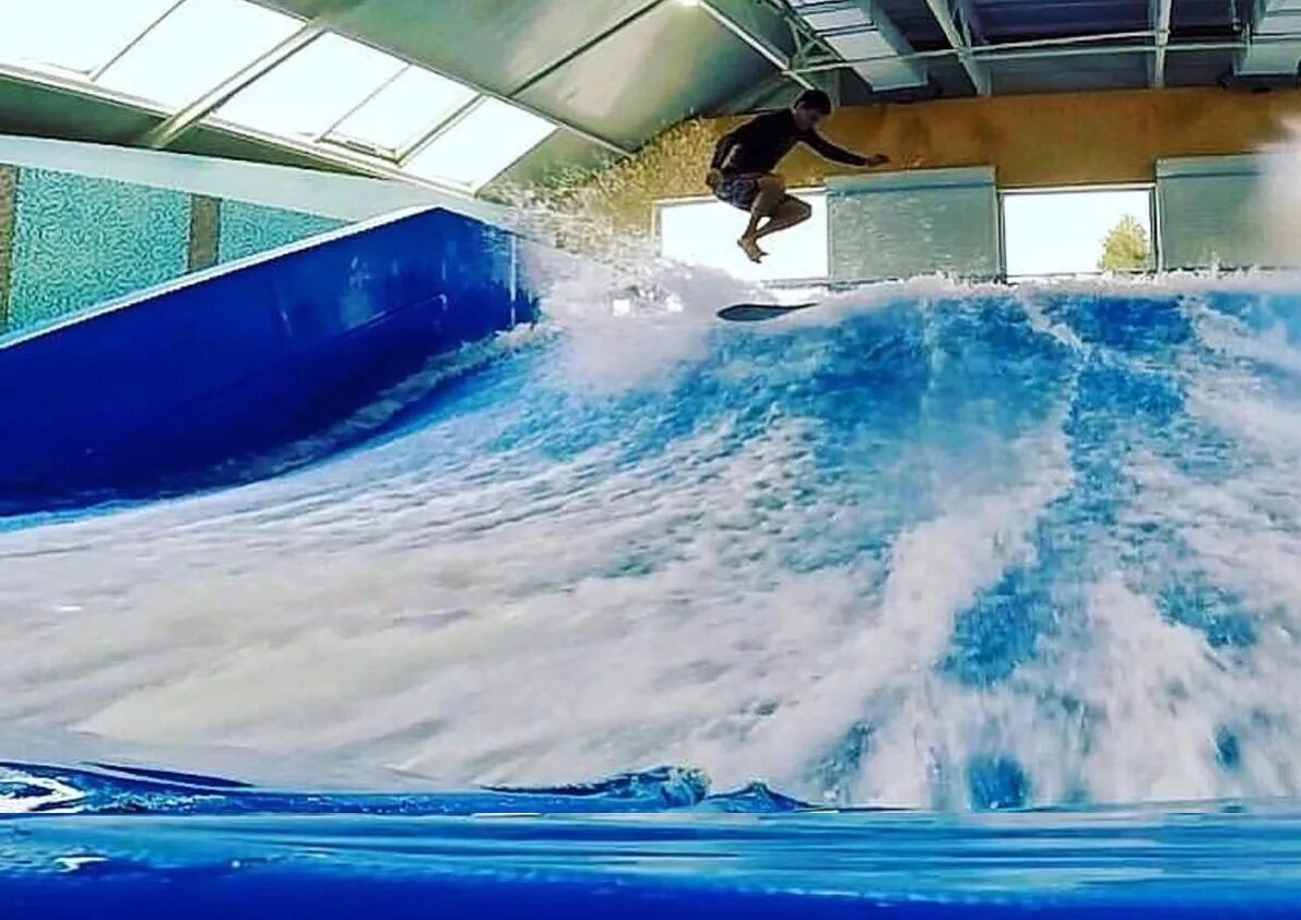 Бассейн с искусственной волной. Искусственная волна для серфинга в аквапарке.
