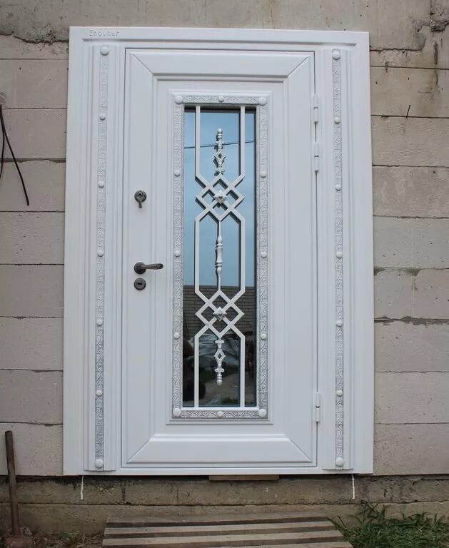 Входная дверь со стеклом стальд. Белая входная дверь со стеклом. Дверь уличная белая. Дверь уличная белая со стеклом. Дверь белая со стеклом входная уличная.