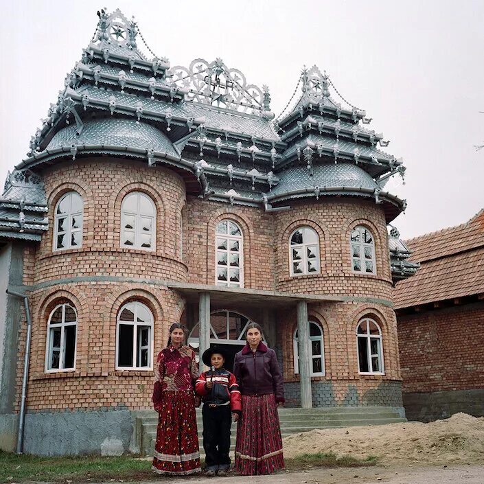 дворцы цыганских баронов. берегово цыгане. цыгане домашнее. цыганский поселок. квартира цыган.