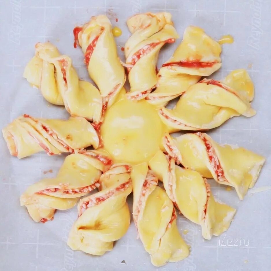 Формовка булочек с маком из дрожжевого. Теста вертушка. Слойки вертушки. Розы из дрожжевого теста. Сырная косичка из теста.