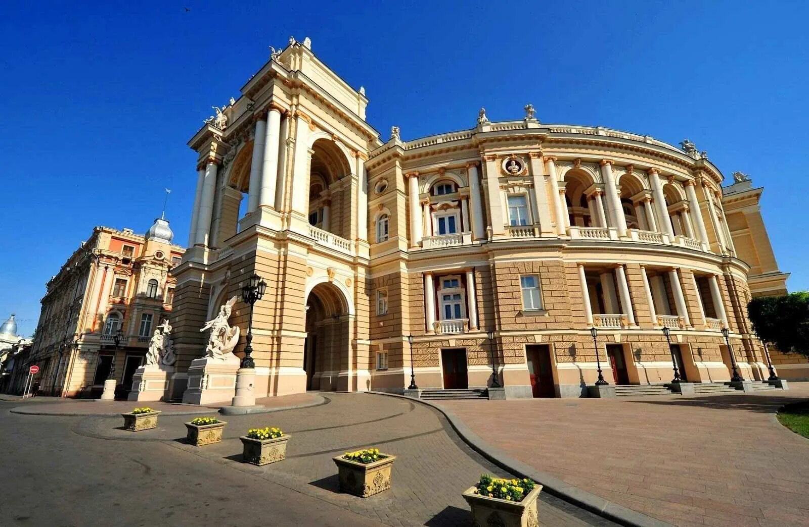 Одесса фото. Одесский оперный театр стиль архитектуры. Город Одесса Украина. Одесса исторический центр. Одесский Дерибасовская оперный театр.