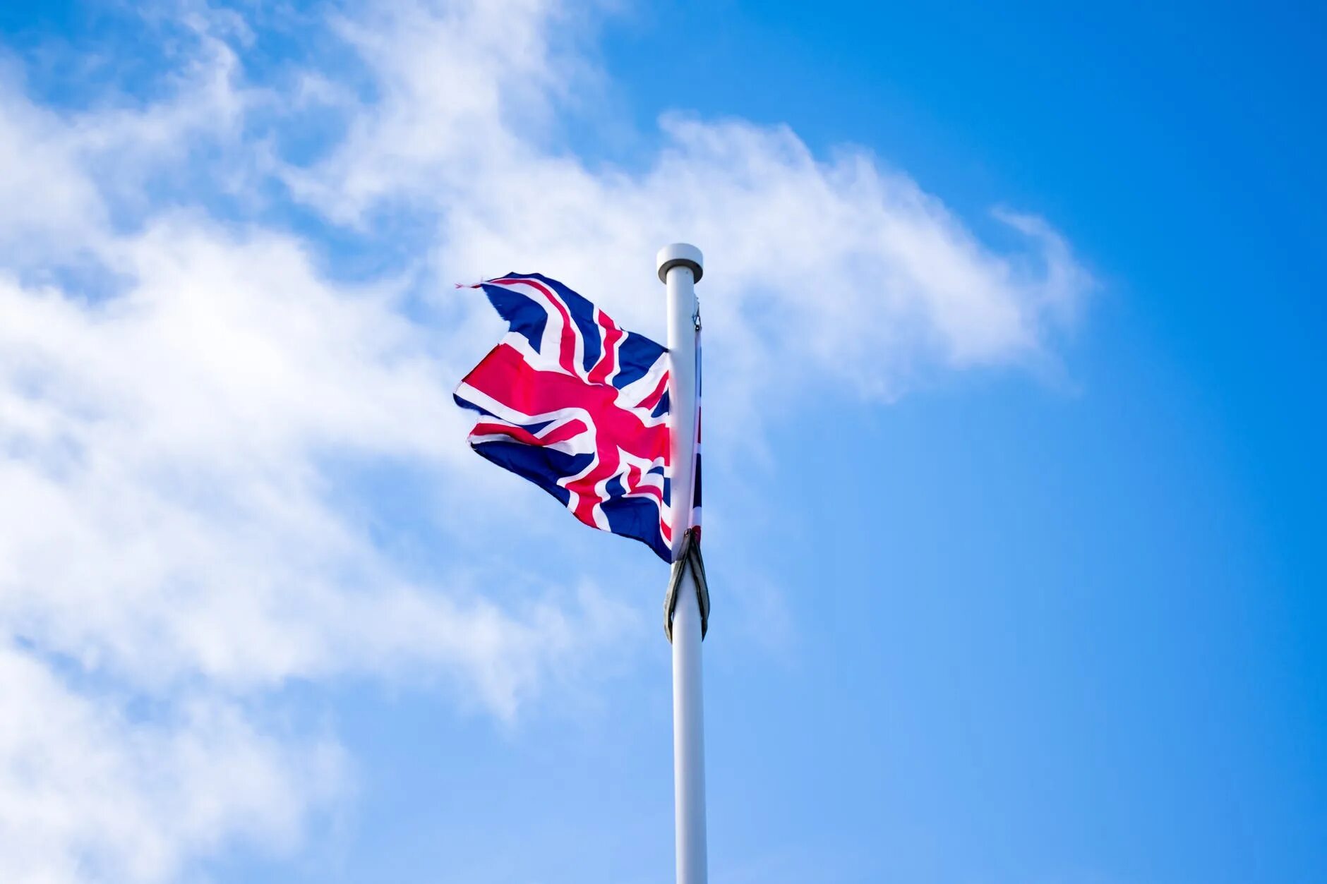 Приспущенный флаг Великобритании. Выход Великобритании из европейского Союза. Поднятие флага Британии. Приспущенный флаг. Почему в британии приспущены флаги