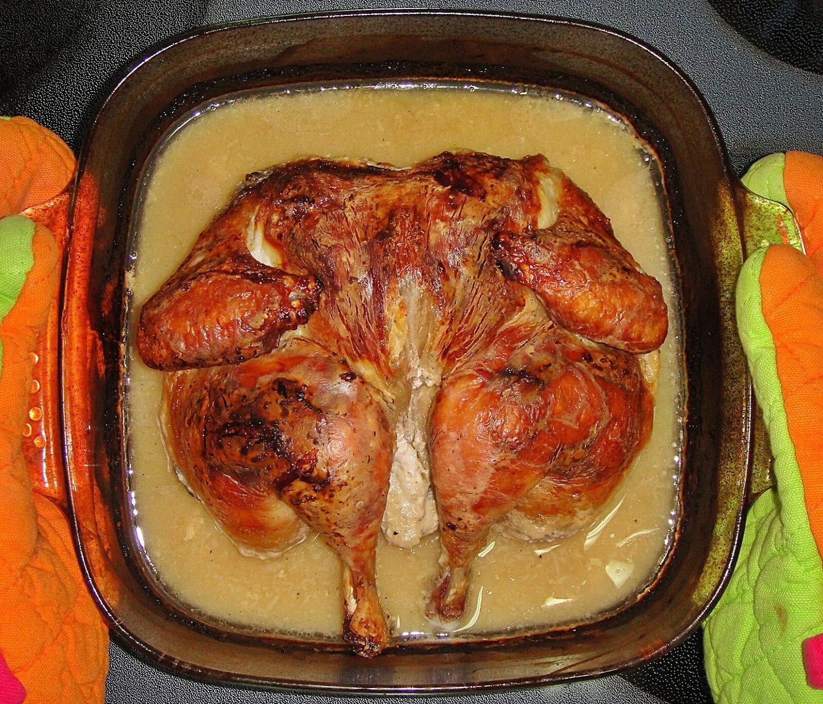 Курица в рукаве сколько времени готовить. Курица в духовке. Курица в разрезе в духовке. Половина курицы в духовке. Курица в духовке половинками.