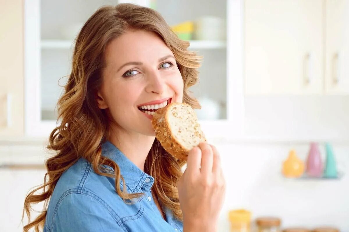 Человек есть хлеб. Человек ест хлеб. Девушка ест хлеб. Девушка с хлебом. Девушка ест булочку.