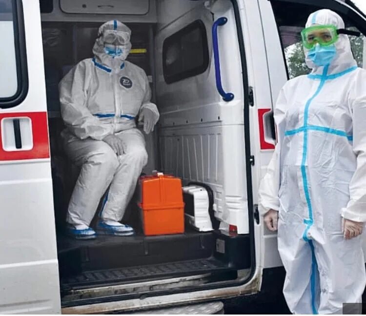 Выездные медицинские бригады. Бригада скорой помощи. Скорая медицинская помощь. Медики в масках скорая. Фельдшер ковид.