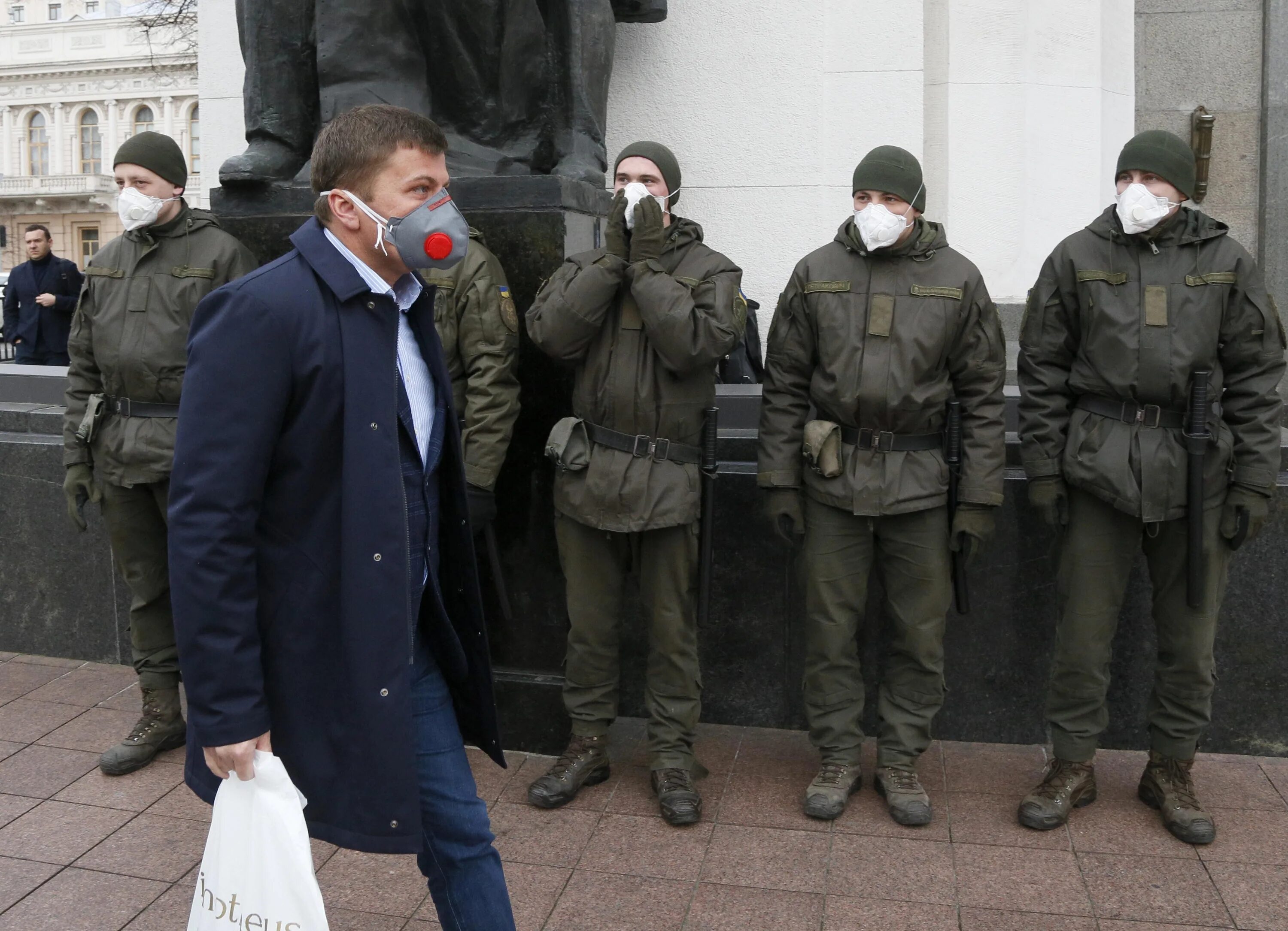 На украине ввели чп. Депутаты Украины в масках. Фото: Efrem Lukatsky/AP/tass.