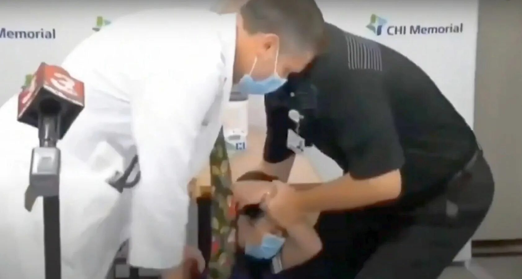 Причины делать прививки. Человек после прививки. Прививка упал в обморок. Человек после прививки. После вакцинации от коронавируса.