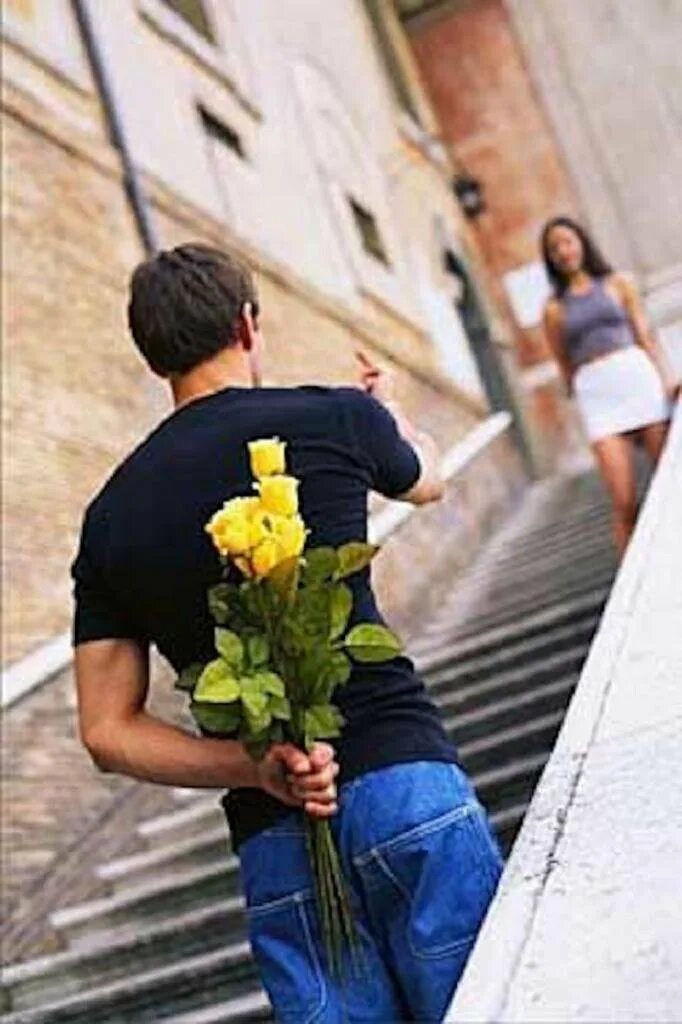 Дарит цветы. Мужчина дарит цветы. Букет цветов для мужчины. Парень с букетом цветов. Цвет прощания