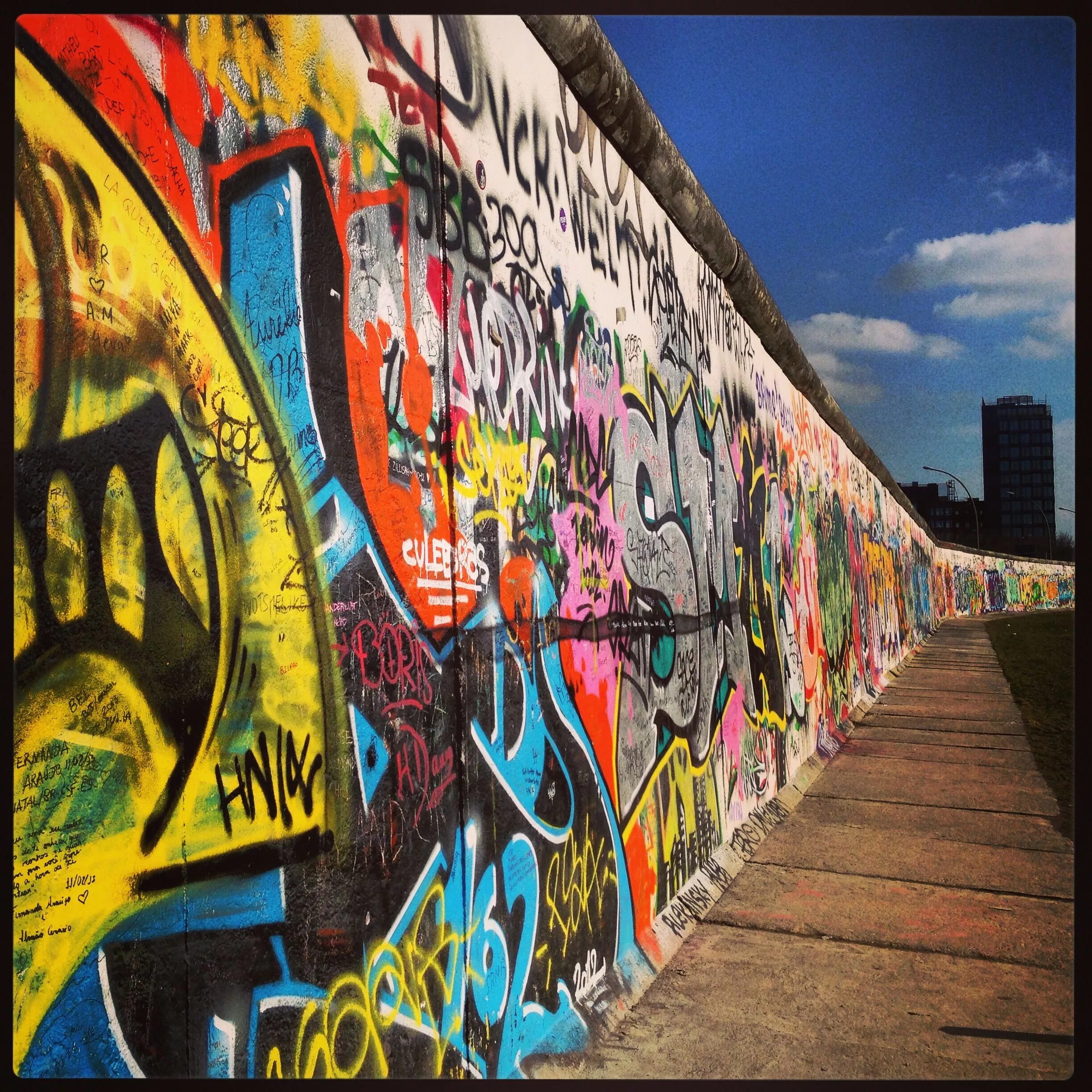 Пинкфлойдовская стена. Стрит арт Берлинская стена. Разрисованная Берлинская стена. Граффити. Разрисованные стены.