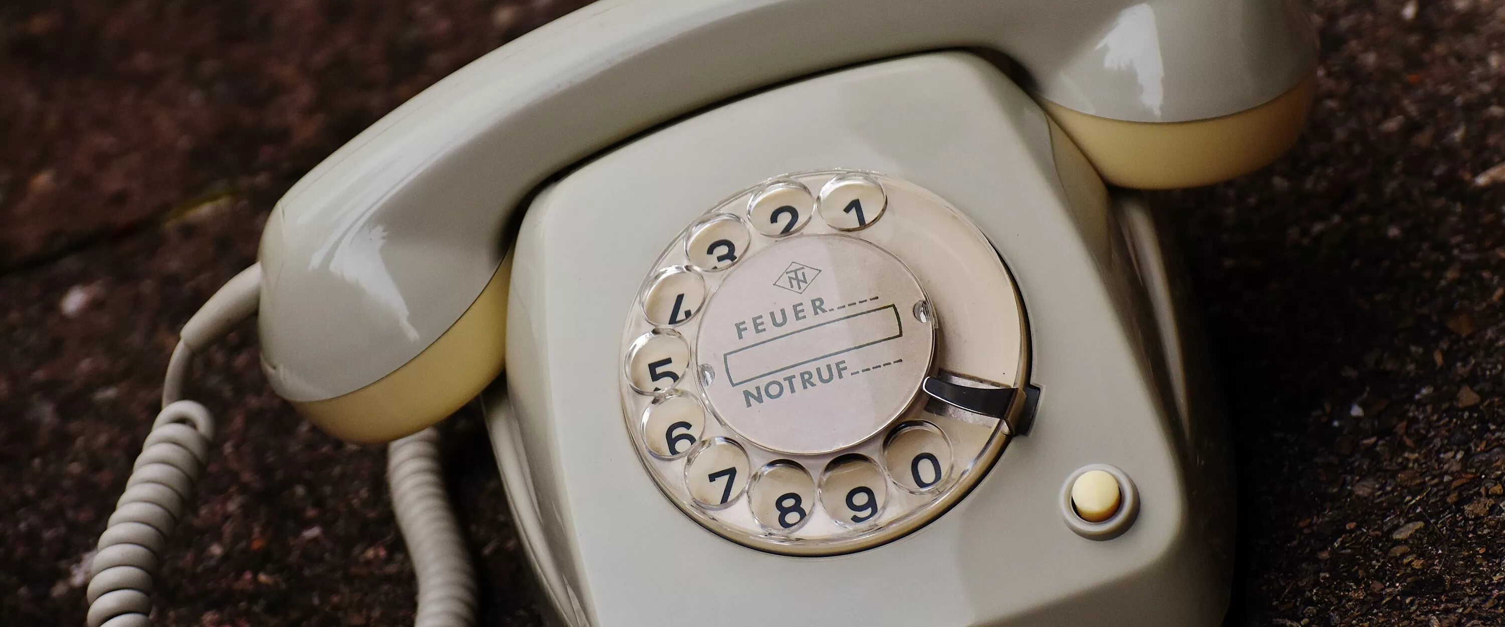 Телефон 60 11. Старая телефонная трубка. Старый телефон с трубкой. Телефон 60-х годов. Телефон 50-х годов.