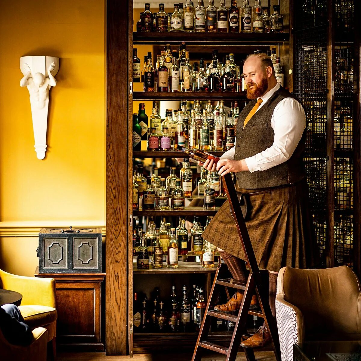 Scotland Whiskey Bar. Мини-бар виски в Эдинбурге. Скотч бармен