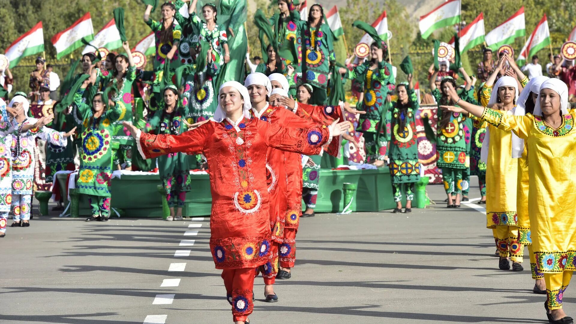 Национальный праздник Навруз в Таджикистане. Навруз 2023 в Таджикистане. Навруз Таджикистан Душанбе. Навруз Худжанд 2023. Танцующий таджик