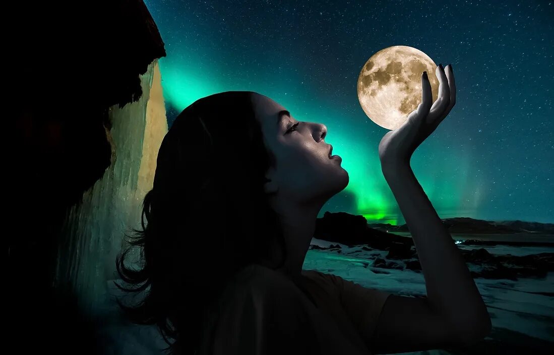 Луна сама света. Девушка-Луна. Полнолуние. Девушка в лунном свете. Лунная девушка.
