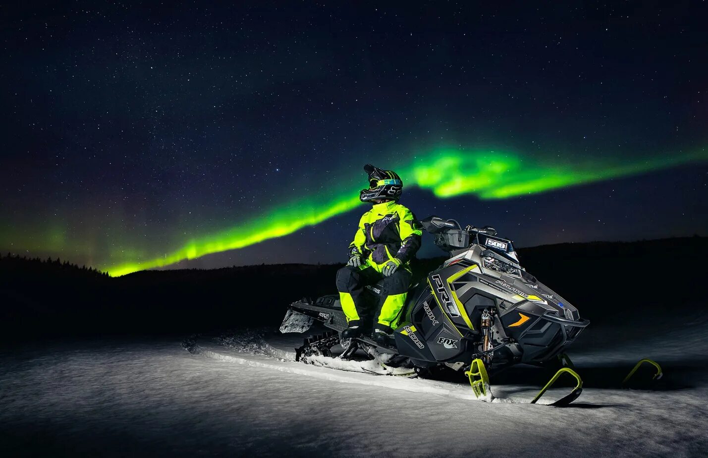 Черный снегоход BRP. Polaris snowmobile. Снежный мотоцикл